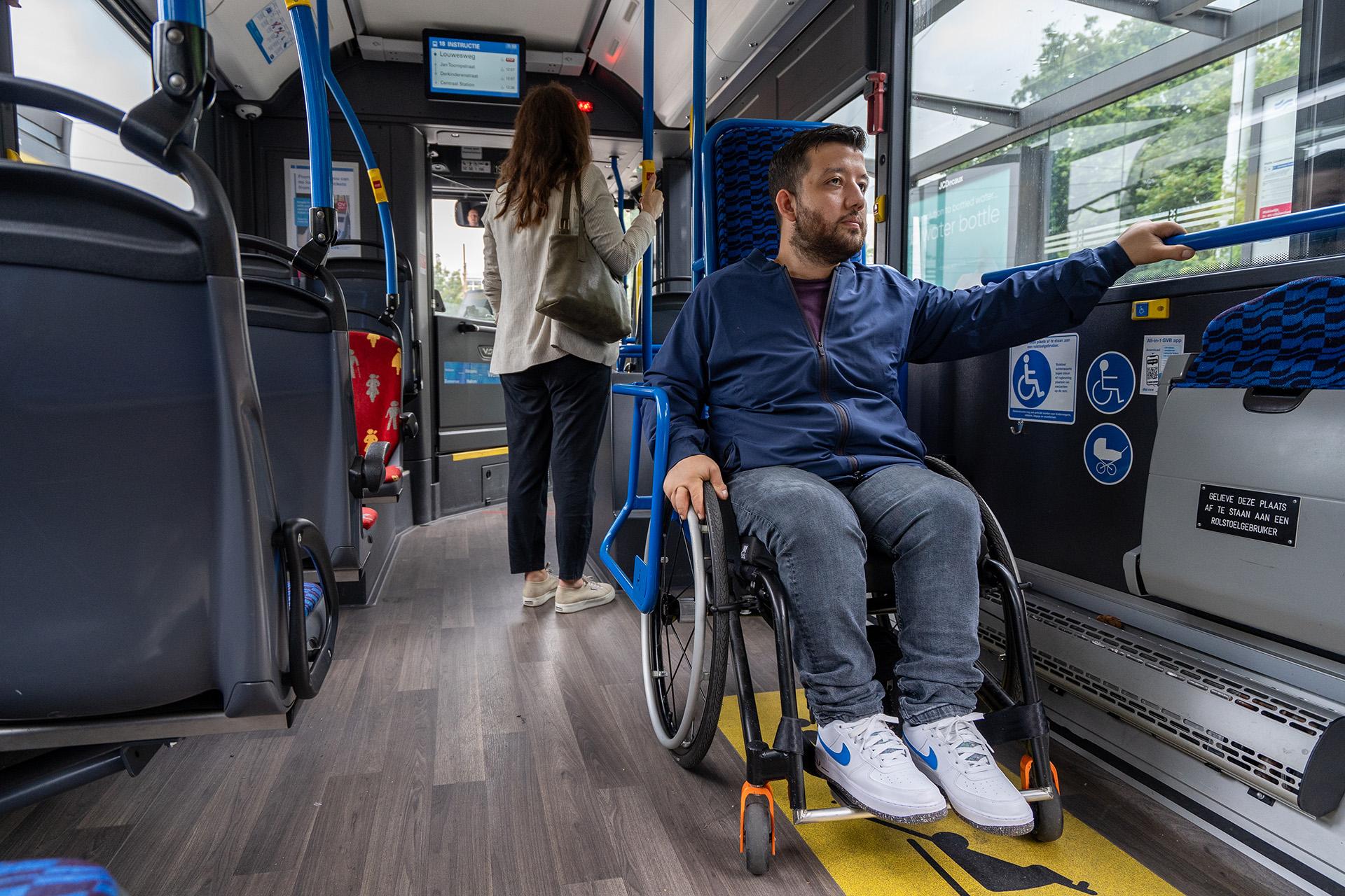 Man in rolstoel in bus